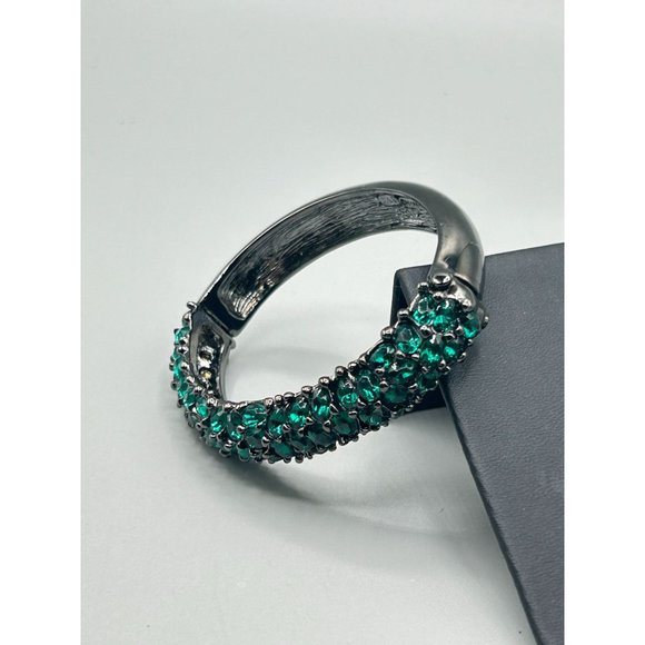 Designer Signed KJL Kenneth Jay Lane Hinged Clamper Bangle Green Crystals Pave - Picture 5 of 9
